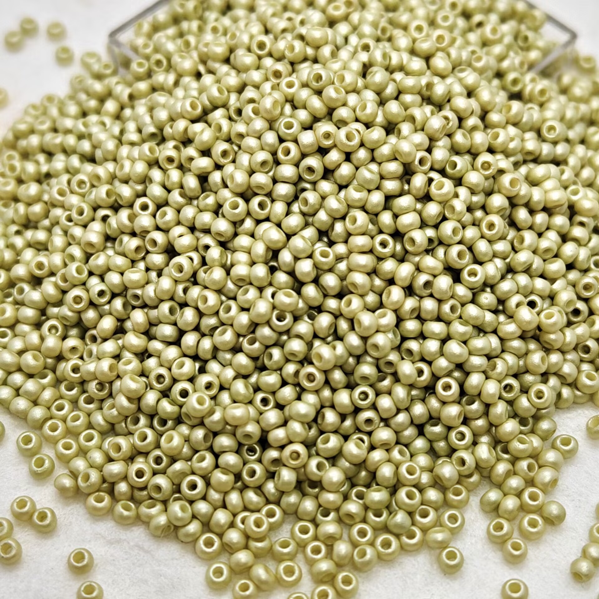 600pcs Round Glossy Glass Seed Beads for Jewelry Making